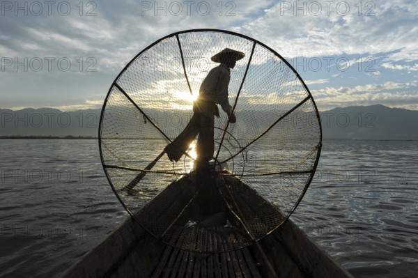 05.03.2014, Nyaung Shwe, Shan State, Myanmar, Asia, A single-leg rower paddles along the northern shore of Inle Lake early in the morning. The lake is located in Shan State in the centre of Myanmar and is home to the Intha people, who live mainly from fishing and farming, Asia