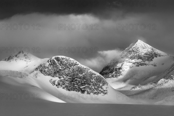 Mountains in the morning light in the valley Stuor Reaiddavaggi, Kebnekaisefjaell, Norrbotten, Lapland, Sweden, March 2014, Europe