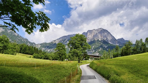 On the Gerner Höhenweg with a view of the Untersberg
