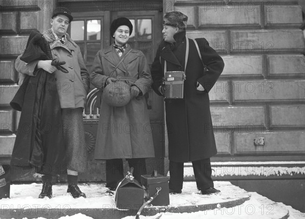 The Winter War. A military conflict between the Soviet union and Finland. It began with a Soviet invasion on november 1939 when Soviet infantery crossed the border on the Karelian Isthmus. Pictured photographer KG Kristoffersson back in Stockholm having returned from Finland. With newspaper journalists Gunnar Müller from Aftonbladet and Karl-Olof Hedström from Stockholmstidningen. January 1940. Photo Kristoffersson ref 100-7-1