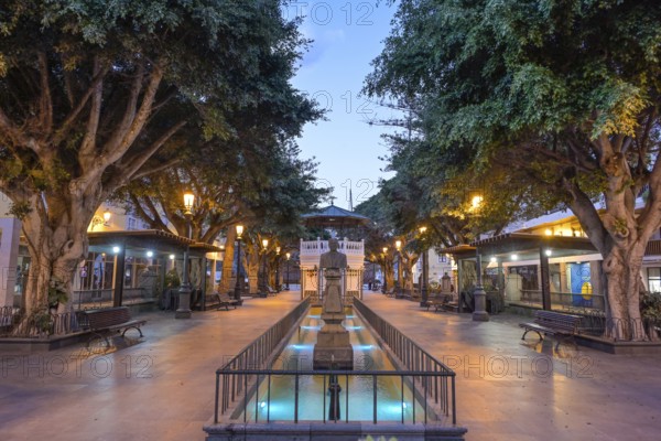 Fountain, Plaza de la Alameda, Old Town, Santa Cruz de La Palma, La Palma, Spain, Europe