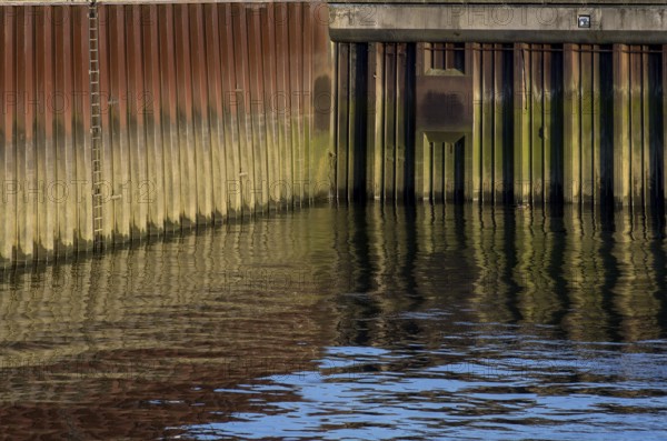 Protective wall side wall in harbour