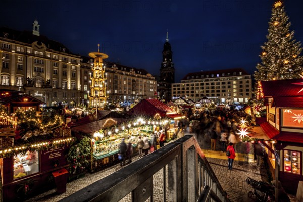 Lively scene of a lively Christmas market at night with festive flair, Dresden Christmas market