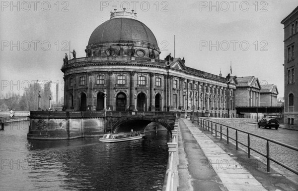 Germany, Berlin, 08.04.1991, Museum Island, Bode Museum, (Kaiser-Friedrich-Museum), Monbijou_Brücke, Europe