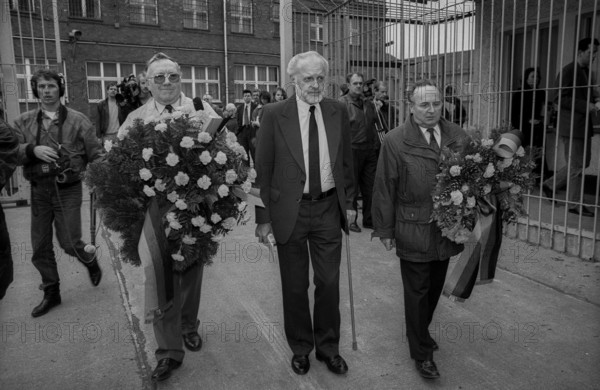 Germany, Berlin, 06.03.1992, Wreath-laying ceremony at the former Stasi remand prison Hohenschönhausen, SPD - Working Group of Former Political Prisoners, centre: Hans-Joachim Helwig-Wilson, Europe
