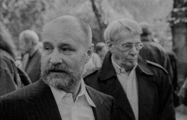 GDR, Berlin, 12 May 1990, demonstration/ rally against the desecration of Brecht's grave, Dorotheenstädtischer cemetery, Eckerhardt Schall (actor at the Berliner Ensemble), (behind him Stefan Hermlin)