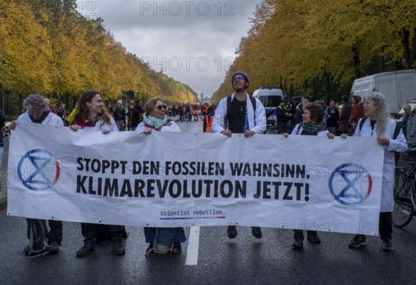 Germany, Berlin, 28.10.2023, Climate activists protest with mass occupation, Climate activists demonstrated on Saturday (28.10.2023) for a phase-out of fossil fuels with a mass occupation of Strasse des 17. According to the police, several hundred people took part in the protests at the Victory Column, some of whom blocked the street while sitting down. The police explained that it was forbidden to stick to the road. The protest was organised by the Last Generation initiative. The protests, modelled on those in the Netherlands, were intended to express the demand for an end to subsidies for fossil fuels, Europe