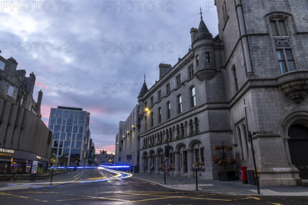 Emergency vehicle with flashing lights leaves traces of light, evening mood, Broadstreet with Town House, Aberdeen, Scotland, Great Britain