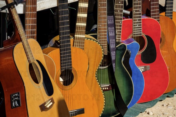 Guitarras, Mercado de antigüedades y de segunda mano de Son Bugadelles, Calvià, Mallorca, balearic islands, Spain, Europe