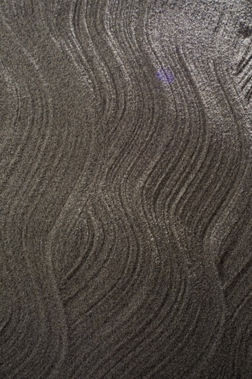 Representative background waves formed of gray sand layer