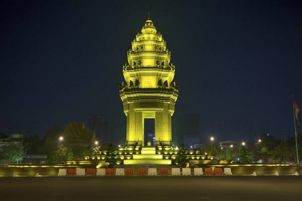 Independence monument in phnom penh cambodia at night