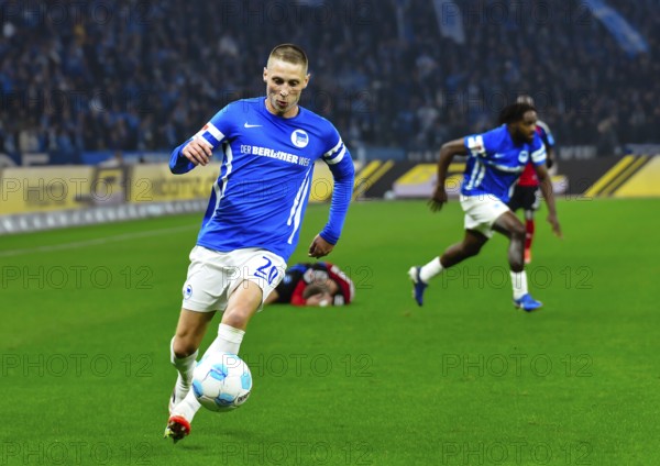 Pal Dardai (Hertha BSC #20) on the ball. (DFLDFB REGULATES PROHIBIT ANY USE OF PHOTOGRAPHS AS IMAGE SEQUENCES ANDOR QUASI-VIDEO)