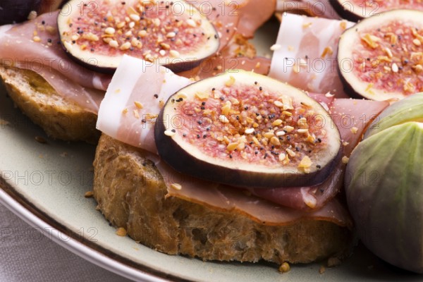 Sandwich with prosciutto, fig and olive oil