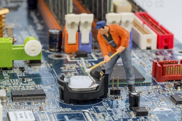 Computer board and worker, symbol photo for computer, malfunction, maintenance, data security Austria
