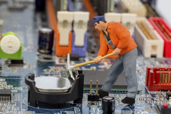 A worker repairs the circuit board of a computer. Symbolic photo for data security