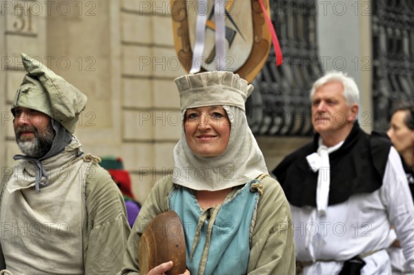 850 years of Gmünd, Schwäbisch Gmünd, Baden-Württemberg, woman and man wearing medieval headgear at a historical event, woman smiling, 850 years of Gmünd, Schwäbisch Gmünd, Baden-Württemberg, Germany, Europe