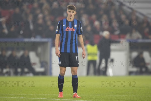 Football match, Charles DE KETELAERE Atalanta Bergamo standing and looking forward, Anrie CHASE VFB Stuttgart arrives late, Stuttgart Arena, Stuttgart