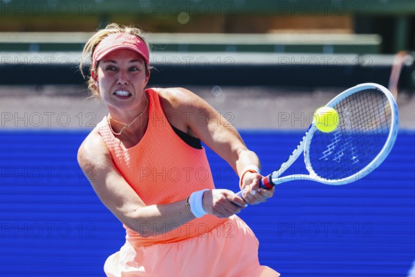 MELBOURNE, AUSTRALIA, JANUARY 12: Danielle Collins plays Mirra Andreeva of Russia during day three of the 2024 Kooyong Classic at Kooyong on January 12, 2024 in Melbourne, Australia, Oceania