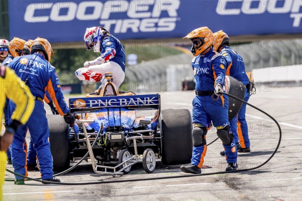 SCOTT DIXON (9) of Auckland, New Zealand comes down pit road after exiting early from Honda Indy 200 due to engine malfunction at Mid-Ohio Sports Car Course in Lexington, OH