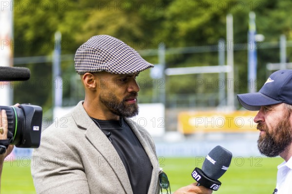 ELF/ Game : Munich Ravens at Stuttgart Surge on Aug. 13. 2023, in the Gazi Stadium, Stuttgart, Germany Jordan Neuman/ Head Coach der Stuttgart Surge im Interview mit Kasim Edebali
