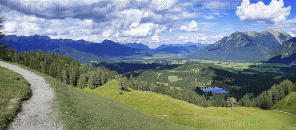 Hiking trail up the Hoher Kranzberg with a view of the Karwendel mountains and Schöttelkarspitze