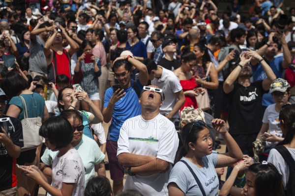 26.12.2019, Singapore, Republic of Singapore, Asia, People gather at the amphitheatre in Kebun Baru Springs, Ang Mo Kio, to see the annular solar eclipse, Asia