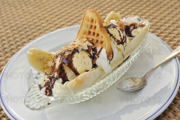 Banana split sundae.banana split sundae