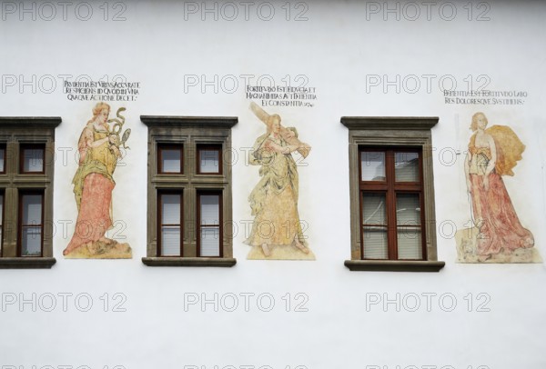 The paintings represent symbols of civil virtues: moderation, carefulness, bravery, patience and justice