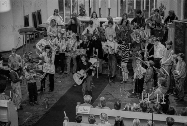 Germany, Berlin, 03.12.1991, Christmas market at the Stefanusstift in Spandau, music in the church, Europe