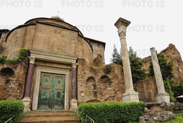 A picture of the amazing roman forum