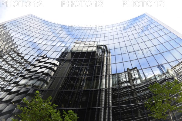 Exterior view, Lloyds administration, London, England, United Kingdom, Europe, Building with glass façade reflecting surrounding structures in London, London region, Europe