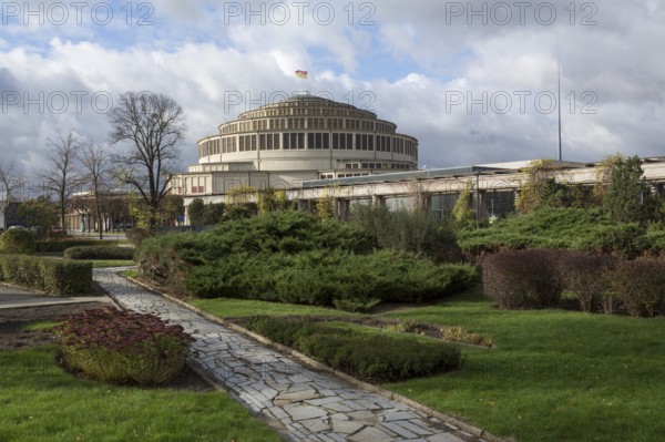 Hala Stulecia, (Hala Ludowa, Engl. People's Hall) built 1911-1913 by Max Berg, overall planning of the site by Hans Poelzig, on the right pergola by Poelzig