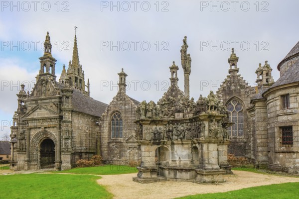 Calvary in front of the church, Enclosed parish Enclos paroissial, Church Eglise Saint-Miliau, Guimiliau, Department Finistere Penn-ar-Bed, Region Bretagne Breizh, France, Europe