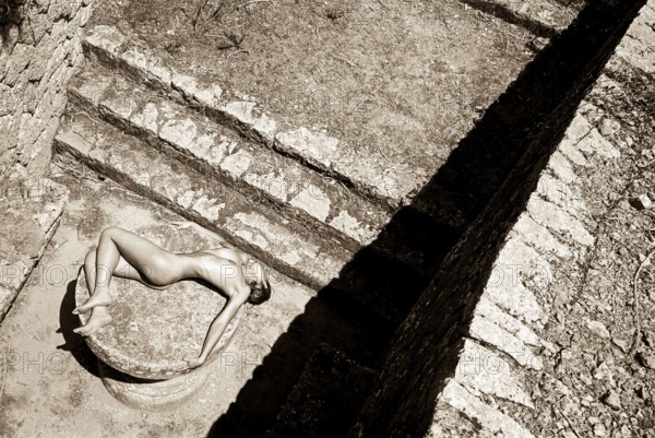 Mujer desnuda, Font Des Verger, Valldemossa, Mallorca, Islas Baleares, Spain, Europe