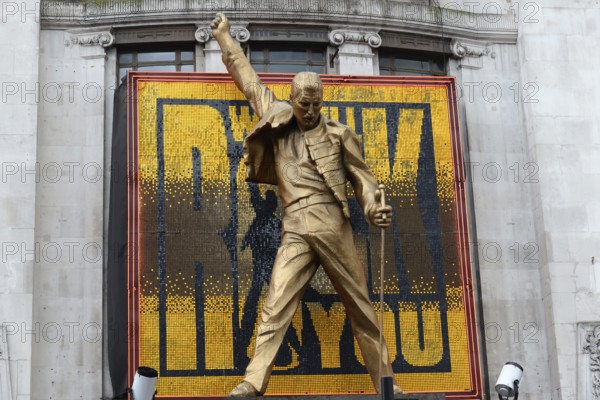Freddie Mercury, monumental advertising figure in front of the Dominion Theatre for the musical We will Rock you, London, London, London region, Golden statue in front of a building with rock music themed poster in the background, London, London region, England, United Kingdom, Europe