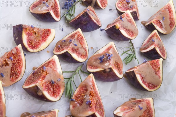 Baked figs with caramel