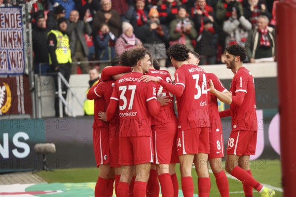 The Freiburg players in a celebratory mood, cheer the 2:0 by Christian Günter (SC Freiburg) during the match of the 1st FBL: 24-25: Sptg. 14. SC Freiburg - Holstein Kiel DFL REGULATES PROHIBIT ANY USE OF PHOTOGRAPHS AS IMAGE SEQUENCES AND/OR QUASI-VIDEONan Photo: Joachim Hahne/johapress, Freiburg, Germany / Germany
