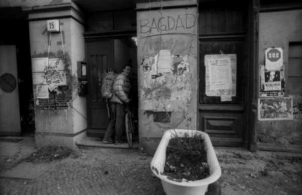 Germany, Berlin, 30.11.1991, Entrance of the occupied house Dunckerstraße 15, planted bathtub, Europe