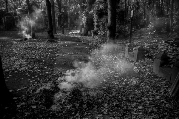 GDR, Berlin, 25.10.1987, Jewish cemetery Weißensee, burning autumn leaves, sign: Section D, Field 0