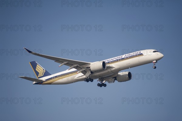 26.07.2023, Singapore, Republic of Singapore, Asia, A Singapore Airlines Airbus A350-900 passenger aircraft, registration 9V-SHF, on approach to Changi International Airport. Singapore Airlines is a member of the Star Alliance airline alliance, an international network of airlines, Asia
