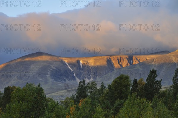 Rondane National Park in autumn. With Høgronden and Storsvulten