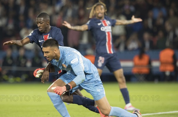 Football match, Ousmane DEMBELE Paris Saint Germain and goalkeeper Paulo GAZZANIGA Girona FC in a duel for the ball, Bradley BARCOLA Paris St. Germain in the background is demanding a penalty, Parc des Princes football stadium, Paris