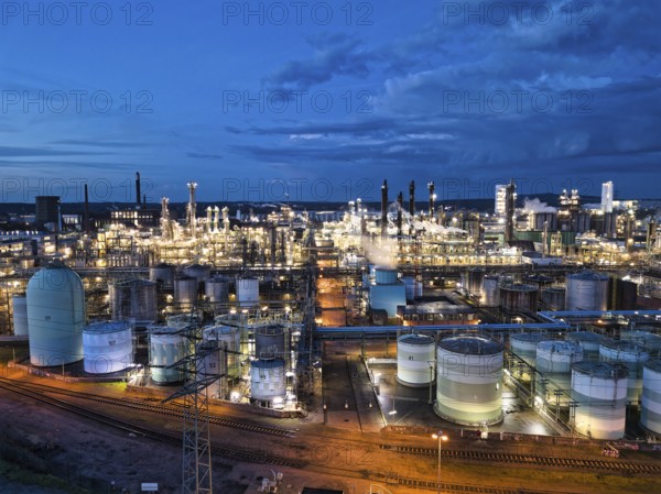 AirLiquide operates several plants at the OQ Chemicals chemical park in the city of Oberhausen: air separation and liquefaction plants for air gases (nitrogen, oxygen, argon), a partial oxidation plant for the production of hydrogen, synthesis gas and steam, a CCU (Carbon Capture and Utilisation) plant for the capture and treatment of CO2 for subsequent use, for example in beverage production