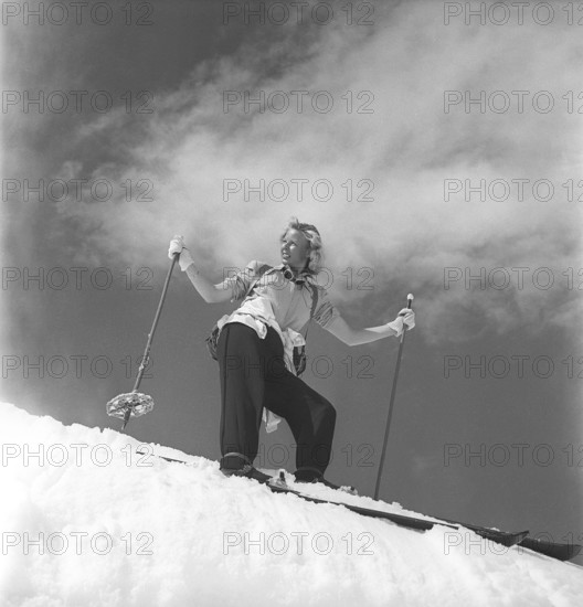 In the snowy mountains 1940s. Olga Sjögren from Stockholm is dressed in the typical 1940s winter sports fashion when climbing the snowy mountain Kuoblatjåkko in Norrbotten Sweden. The last of seven mountains she has climbed to recieve the award: The seven peaks. She has spent 60 hours and climbed 6558 meters in total after having finished. Sweden 1943 Kristoffersson ref H137-6