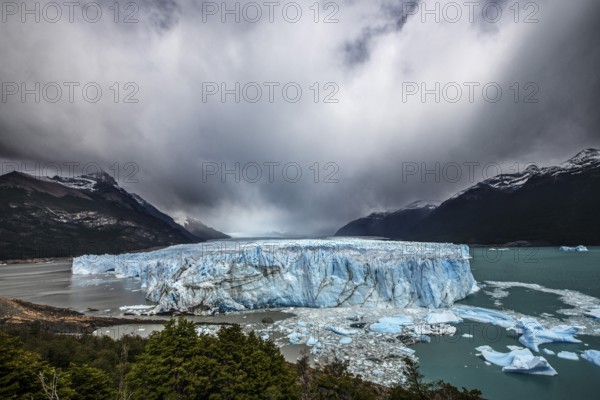 Perito Moreno Glacier, glacier tongue, glacier break, Los Glaciares National Park, Santa Cruz, Patagonia, Argentina, South America