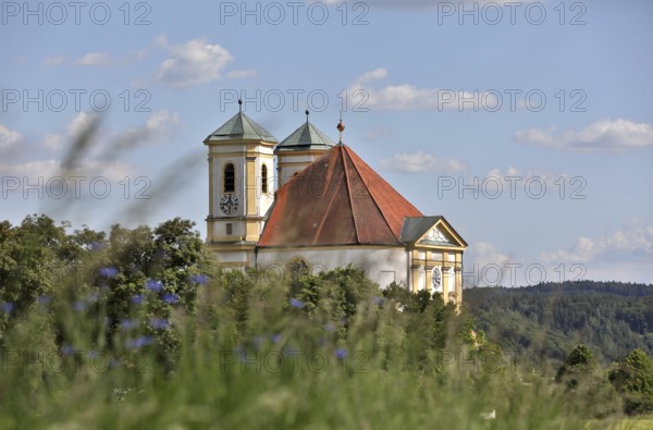 Pilgrimage church Maria Himmelfahrt in Marienberg, blooming meadow and white-blue sky, Burghausen, Upper Bavaria, Bavaria, Germany, Europe