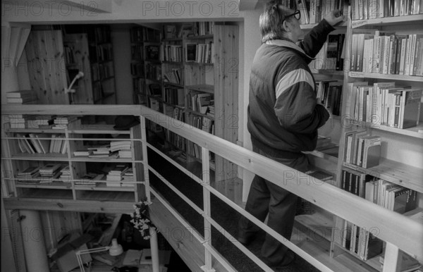Germany, Berlin, 03.12.1991, Visitors to the Memorial Library: Victims of Stalinism, Europe