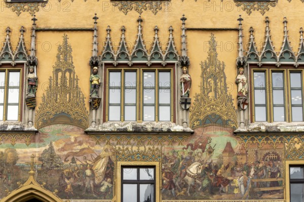 Painted façade and windows with 4 medieval human sculptures on Ulm Town Hall from the 15th century, Ulm, Swabian Alb, Baden-Württemberg, Germany, Europe