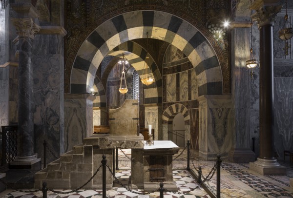 Carolingian octagon, Charlemagne throne, Aachen royal throne