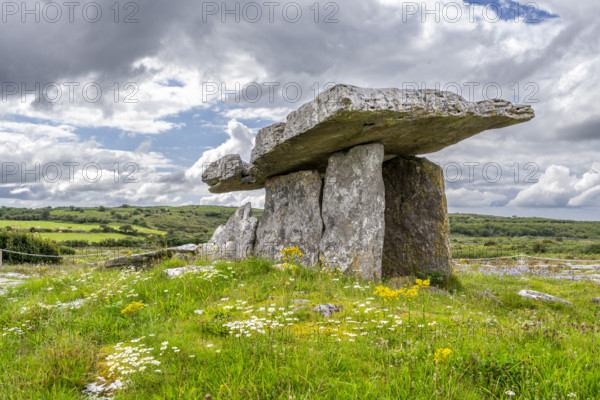 Dolmen of Poulnabrone, probably between 4200 a. C. and 2900 a. C., The Burren, County Clare, Ireland, United Kingdom, Europe